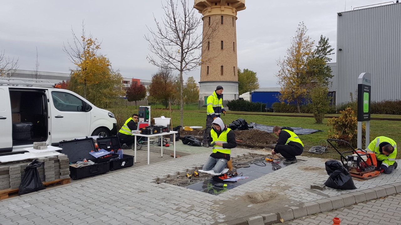 Einbau von Solarbodenplatten im Prologis Park Budapest-Harbor, Ungarn