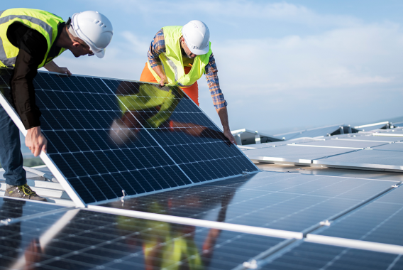 Männer, die Solarmodule installieren