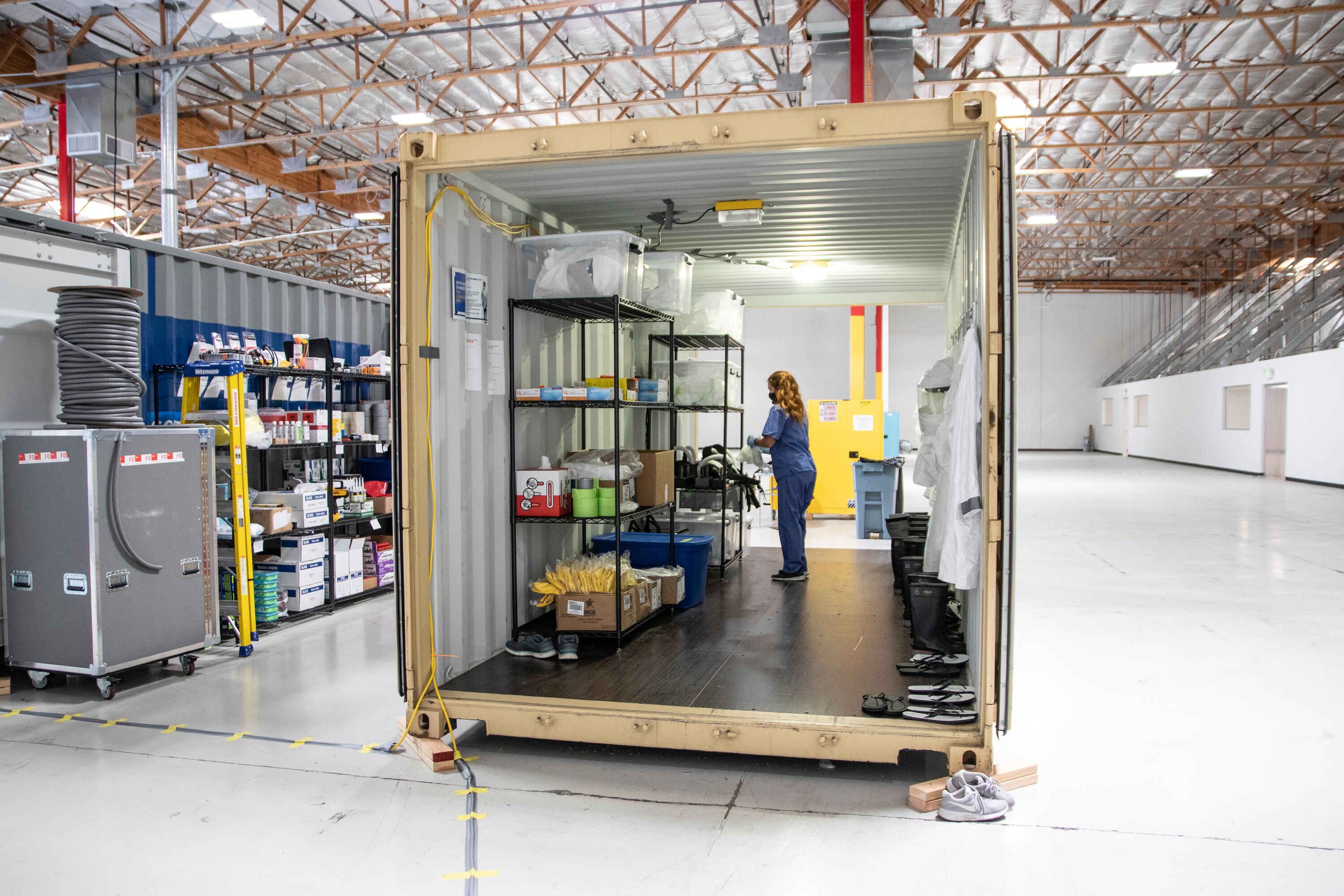 Frau arbeitet in einem Versandcontainer