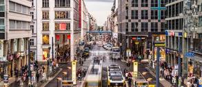 Berliner Straßenverkehr mit Bussen und Bahnen